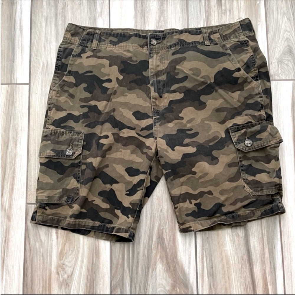 Black and Green Cargo Shorts with Relaxed Fit - Picture 4 of 10